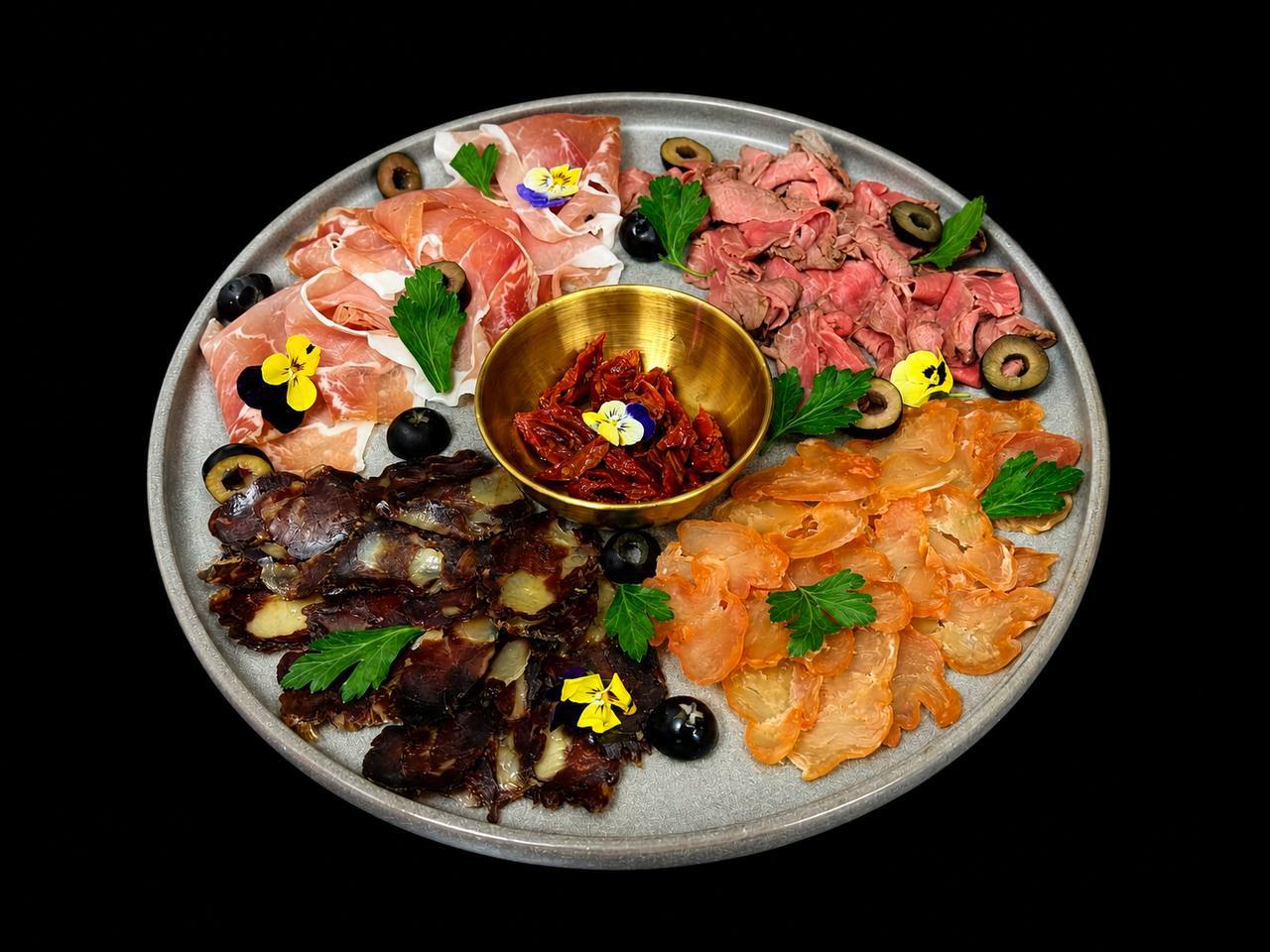 Мясные деликатесы